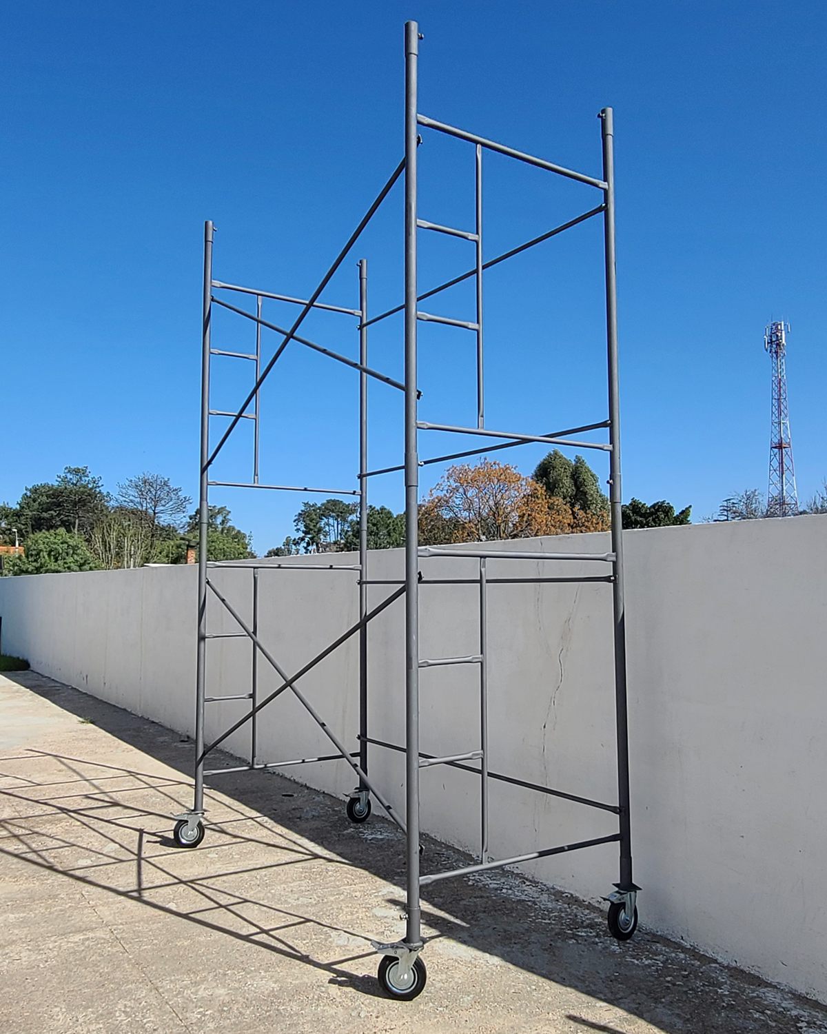 Andamio de obra modular apilado en varios cuerpos
